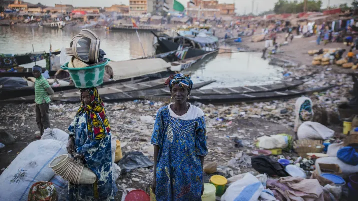 À Mopti, une vendeuse sur les quais, Mali