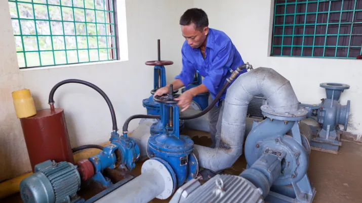 Soulages, eau, tuyaux, homme, Vietnam, Asie
