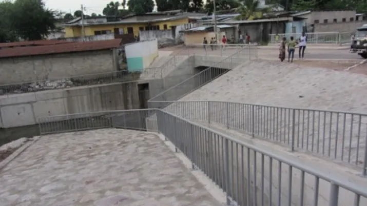 Améliorer l'évacuation des eaux de pluies et la gestion des déchets à Brazzaville - Image