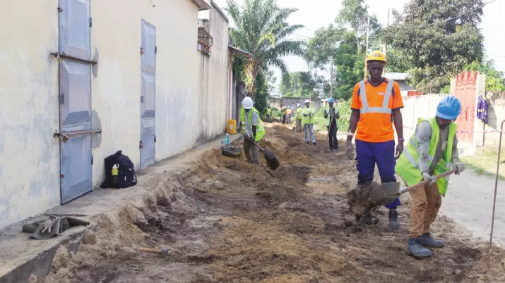 Extension du service d’eau potable à 300 000 personnes. • Accès amélioré au réseau d’eau pour 150 000 personnes. • Amélioration des capacités de production des usines de Djiri et du Djoué. • Sensibilisation de 450 000 personnes aux bonnes pratiques d’hygiène et d’assainissement, avec une approche sur les inégalités de genre. • Amélioration de la gouvernance et de la gestion de LCDE pour un service performant et durable dans un cadre sectoriel clair et inclusif., Congo, AFD