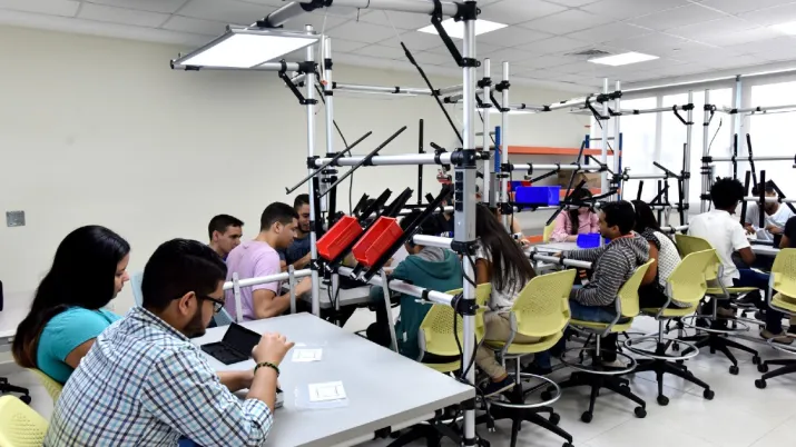 Étudiants issus de familles modestes scolarisés à la PUCMM 