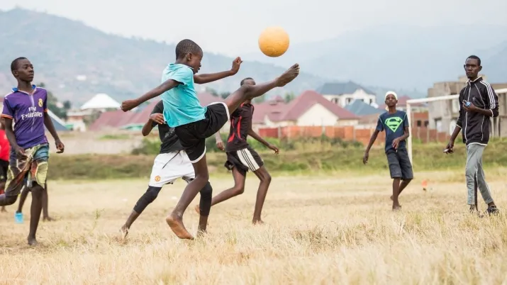 Dr. Uzziel Ndagijimana et Rémy Rioux signent une convention de financement en soutien à la politique du sport scolaire au Rwanda