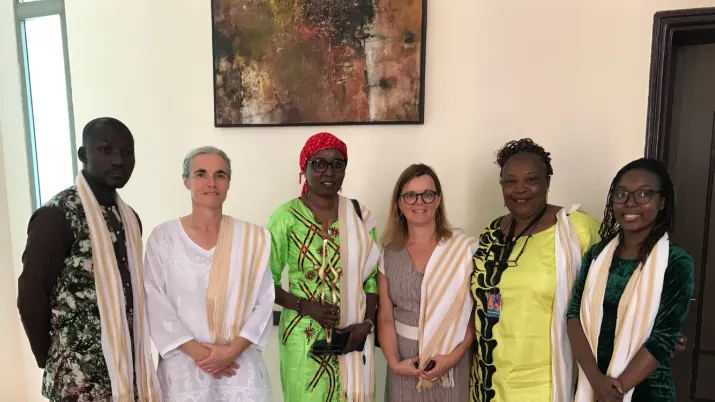 Au centre, tenant la statue symbolisant le prix reçu, Aïcha Macky © Bruno Leclerc / AFD