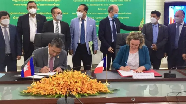 Le ministre du State Secretariat of Civil Aviation et la directrice de l’AFD au Cambodge signant la nouvelle convention © AFD
