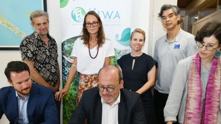 De gauche à droite (assis) : Charles Trottmann (AFD, Directeur du Dpt 3 Oceans), Remy Rioux (Directeur Général de l'AFD), Caroline Edant (AFD, Chargée de mission Régionale Biodiversité et Climat), (Debout) - Dr Steven Barraclough (Consul par interim d'Australie en Nouvelle-Calédonie), Virginie Bleitrach (AFD, Directrice Régionale Pacifique), Felicity Roxburgh (Consule General de Nouvelle Zélande en Nouvelle-Calédonie), Son Excellence Sujiro Seam (Ambassadeur de l'Union européenne pour le Pacifique, Délégati