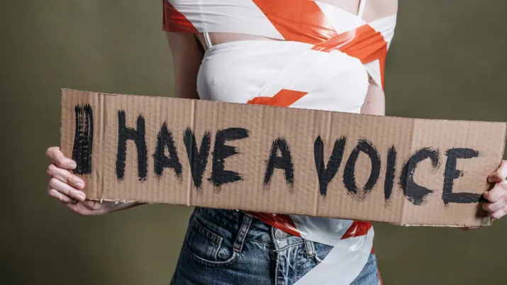  Une femme tenant une pancarte