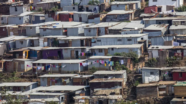 À côté de la centrale et de la décharge s'est développé un quartier informel. Projet landfill-to-energy : le projet consiste à récupérer le méthane produit par la fermentation des déchets et à l'utiliser pour produire de l'électricité.