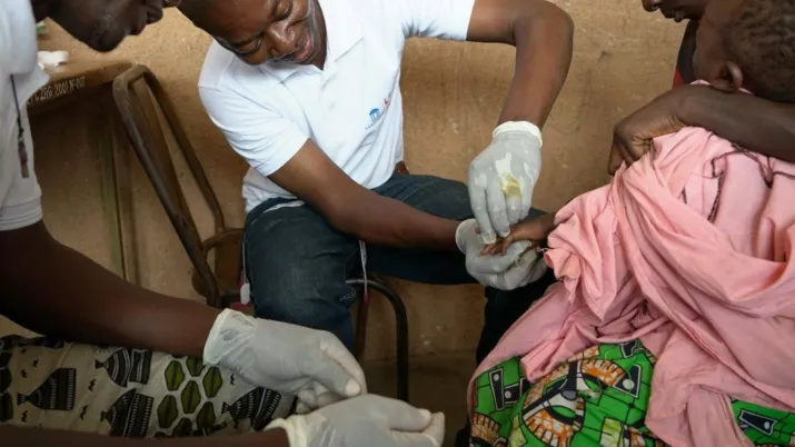 un enfant se faisant vacciner contre la dréopanocytose au Burkina Faso