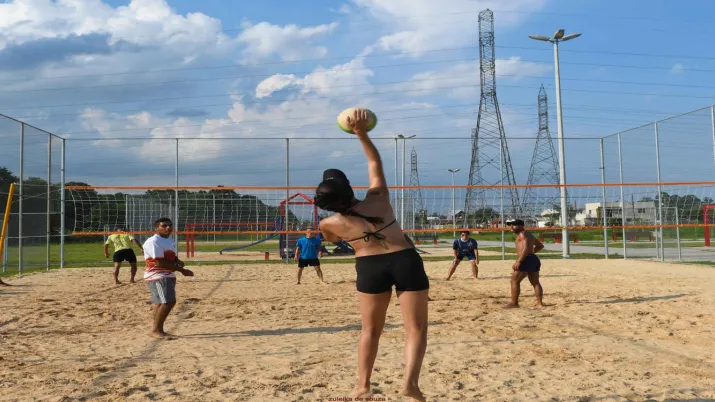 Des jeunes jouant au volley, Brésil