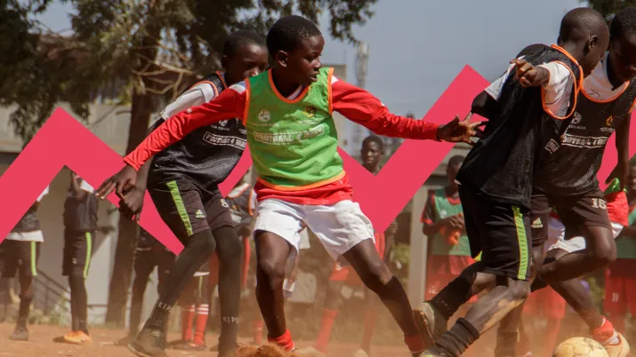 Jeune garçon jouant au football pour l'association Watoto Wasoka