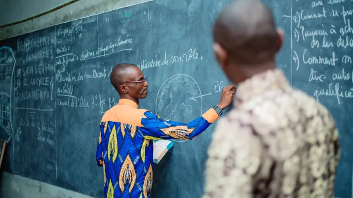 Innocent assisté par son formateur