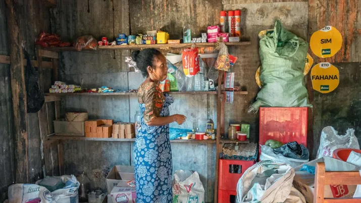 Safianara Florence Gaston - Cheffe du fokontany (village) dans sa boutique, activité génératrice de revenus.