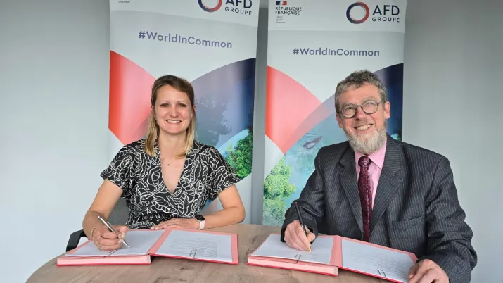 Signature de l’accord FEXTE Kenya–Tanzanie–Ouganda–France (KTUF) à Nairobi par Jean-François Arnal, Directeur Régional de l’Agence Française de Développement en Afrique de l’Est et Virginie Schmidlé-Bloch, Présidente de l’Association française des professionnels de la géothermie (AFPG).