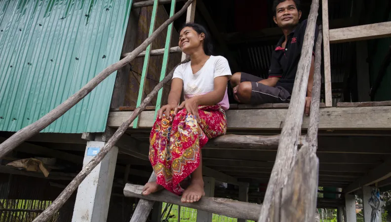 Couple sur le seuil de sa maison, Cambodge