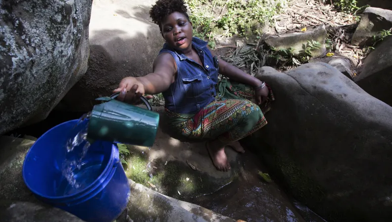 Femme s'approvisionnant en eau, Tanzanie
