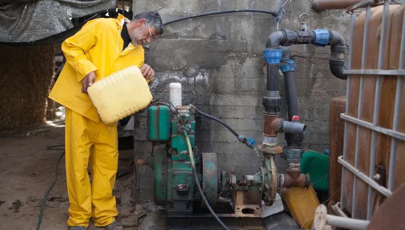 Territoires palestiniens, homme, bidon, énergie, Andrea&Magda