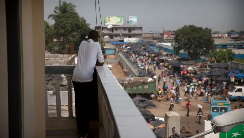 Balcony, street view, Côte d'Ivoire, man, Terdjman