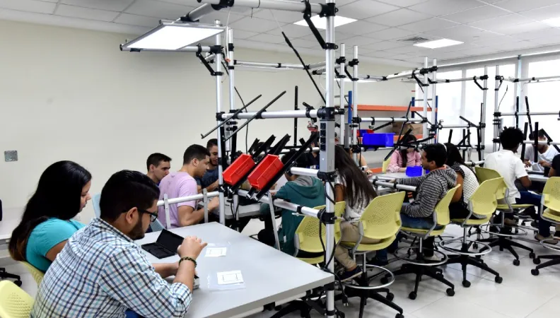 Étudiants issus de familles modestes scolarisés à la PUCMM 