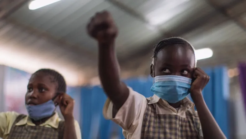 Jeunes filles apprenant à boxer avec l'association Boxgirls Kenya