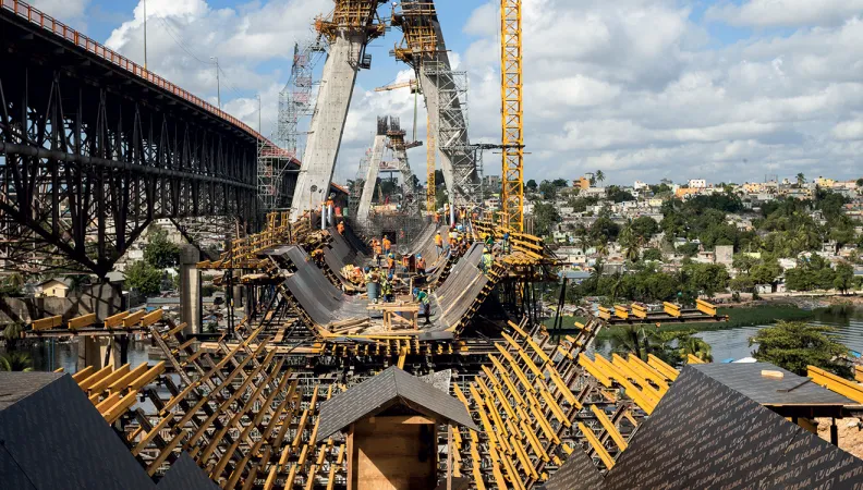 Construction d’un pont sur la rivière Ozama dans le cadre de l’extension du métro à Saint-Domingue (République dominicaine), en 2015 