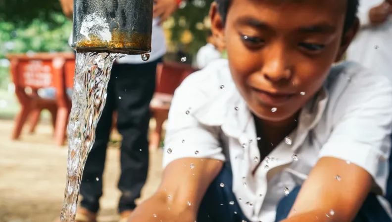 Au robinet d'eau d'une école à Kampong Cham, Cambodge