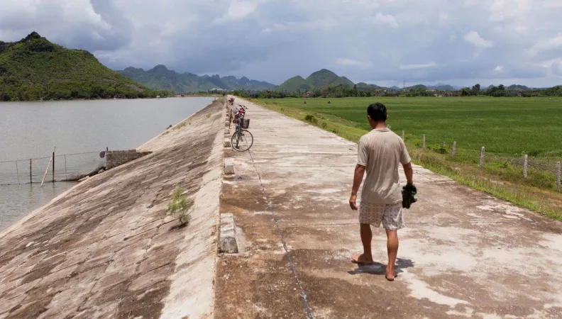 Digue sur le fleuve Rouge au Vietnam