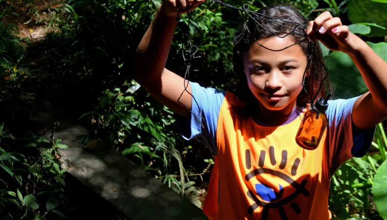 Projet éducatif Olho d'Água en Équateur, financé par l'AFD. Les enfants surveillent la qualité de l'eau grâce à un kit d'analyse © Zuleika de Souza / AFD