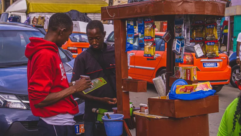 Vendeur de café dans une rue de Côte d'Ivoire