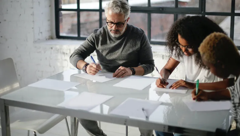 Personnes attablées