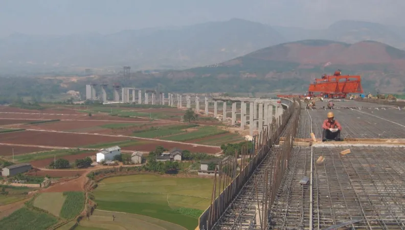 Construction de nouvelles routes dans l'ouest du Yunnan