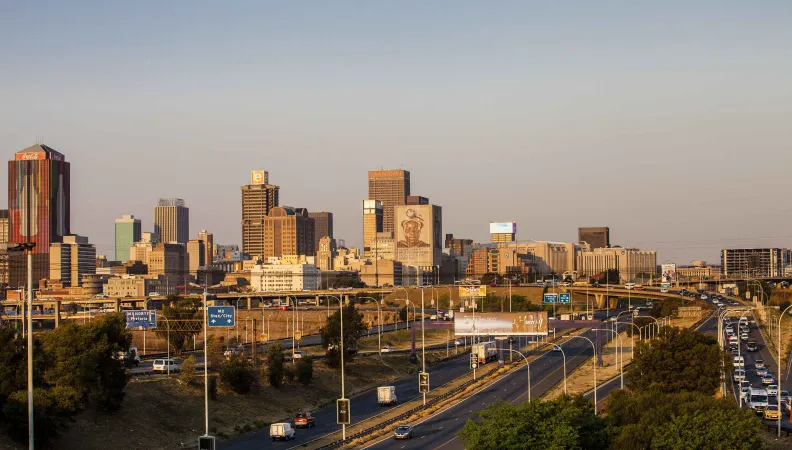 Vue d'ensemble de Johannesbourg de la M1, la voie rapide qui relie le nord et le sud de la ville.