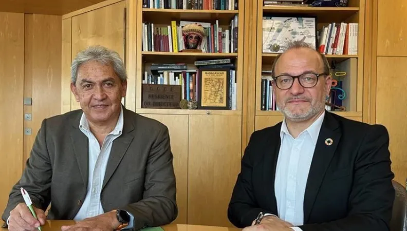 Rémy Rioux, directeur général de l’Agence française de développement (AFD), et Régis Chang, directeur général de la SOCREDO