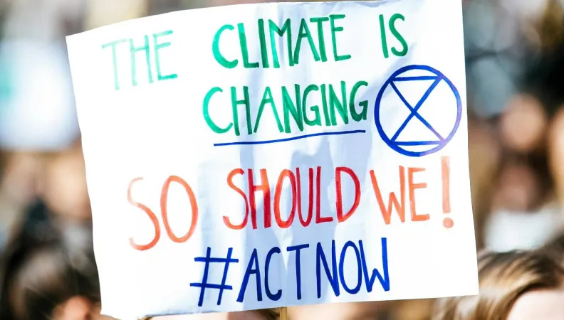 Face à l’urgence climatique, partout dans le monde, s’expriment des revendications de participation citoyenne plus active.