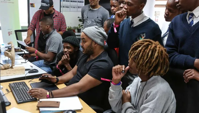 Ce projet vise à vise à promouvoir les industries culturelles et créatives et numérique en tant qu’acteurs du développement économique local en Afrique