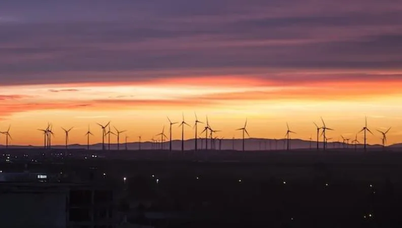 Éoliennes au crépuscule