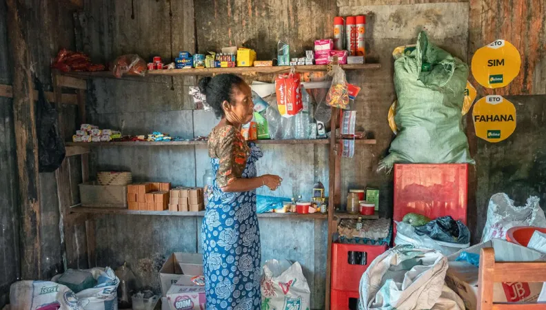 Safianara Florence Gaston - Cheffe du fokontany (village) dans sa boutique, activité génératrice de revenus.