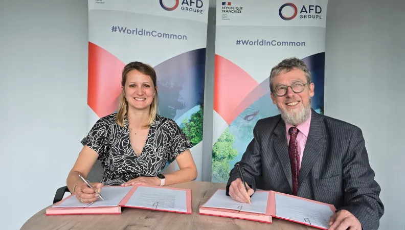 Signature de l’accord FEXTE Kenya–Tanzanie–Ouganda–France (KTUF) à Nairobi par Jean-François Arnal, Directeur Régional de l’Agence Française de Développement en Afrique de l’Est et Virginie Schmidlé-Bloch, Présidente de l’Association française des professionnels de la géothermie (AFPG).