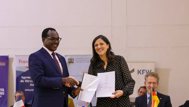 La Ministre déléguée chargée de la Francophonie, des Partenariats internationaux et des Français de l’étranger, et le Secrétaire de Cabinet kényan à l’Éducation, l’Hon. Julius Ogamba, EBS, lors du lancement officiel du projet de digitalisation de l'EFTP