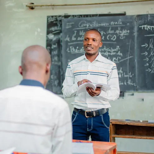 Formateur en classe au Burundi