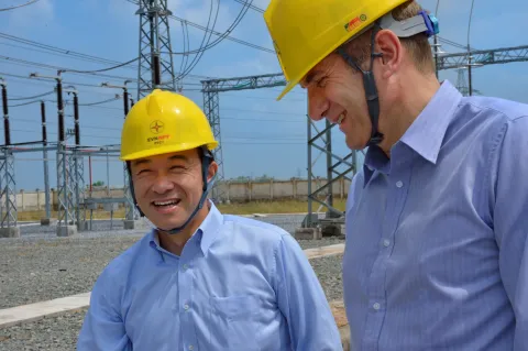 Hommes, chantier, électricité, Vietnam