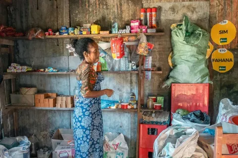 Safianara Florence Gaston - Cheffe du fokontany (village) dans sa boutique, activité génératrice de revenus.