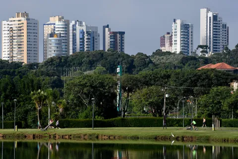 Parc Barigui; situé au coeur de la ville de Curitiba. L’AFD a financé la création de parcs urbains