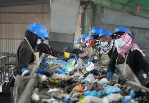 Ouvriers sur la ligne de traitement des déchets