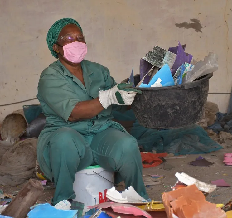 Femme Sénégal recyclage plastique Ecobag recycling