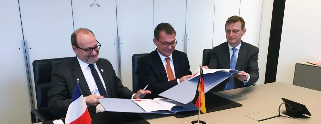 Signature de l'accord de partenariat le 4 avril à Francfort entre Rémy Rioux (à g.) et Joachim Nagel (au centre).